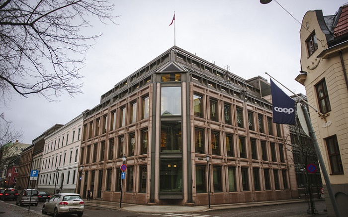 Norway`s central bank cuts key rate to record low of 0.50 pct